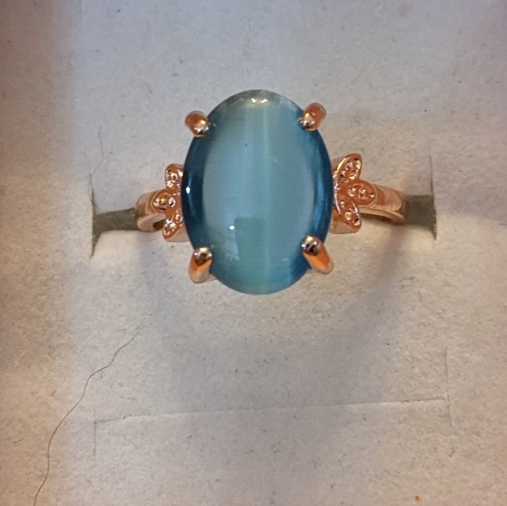 New blue colored cat's eye style gold tone ring, T1B8C